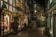 Weihnachtliche Gasse in Monschau (© kameramaeleon - stock.adobe.com)