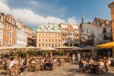 Straßencafés in der Altastadt von Riga (© latvia.travel/Ģirts Raģelis)