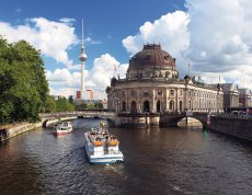 Schifffahrt vorbei an Dom und Alex (© photowahn-fotolia.com)