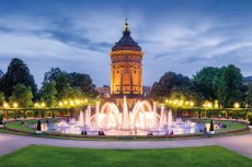 Wasserturm am Abend in Mannheim (© eyetronic - stock.adobe.com)
