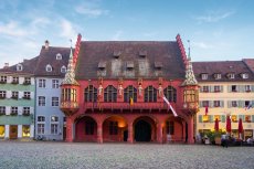 Historisches Kaufhaus in Freiburg im Breisgau (© tichr - stock.adobe.com)