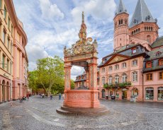 am Mainzer Dom (© modernmovie - stock.adobe.com)