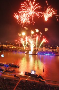 Donau in Flammen in Linz (© LinzTourismus/AndreasRöbl)