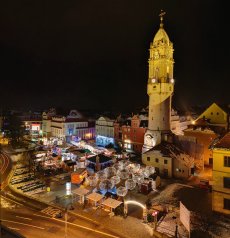 Wenzelsmarkt auf dem Kornmarkt mit Reichenturm (© Peter Wilhelm)