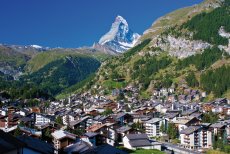 Blick auf Zermatt und Matterhorn (© stevengaertner-fotolia.com)
