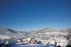 Die schöne Ortsansicht von Baiersbronn im Winter (© Ulrike Klumpp)