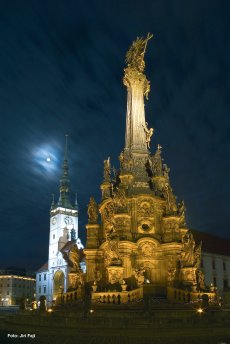 Nachts an der Dreifaltigskeitssäule in Olomouc (Olmütz) (© Stadt Olomouc/Jiri Fajt)